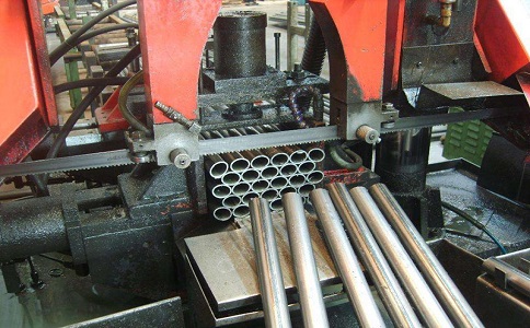 为何选择一定倾斜角度的带锯床,有利于带锯条的排屑和提升使用寿命? 为何选择一定倾斜角度的带锯床,有利于带锯条的排屑和提升使用寿命?